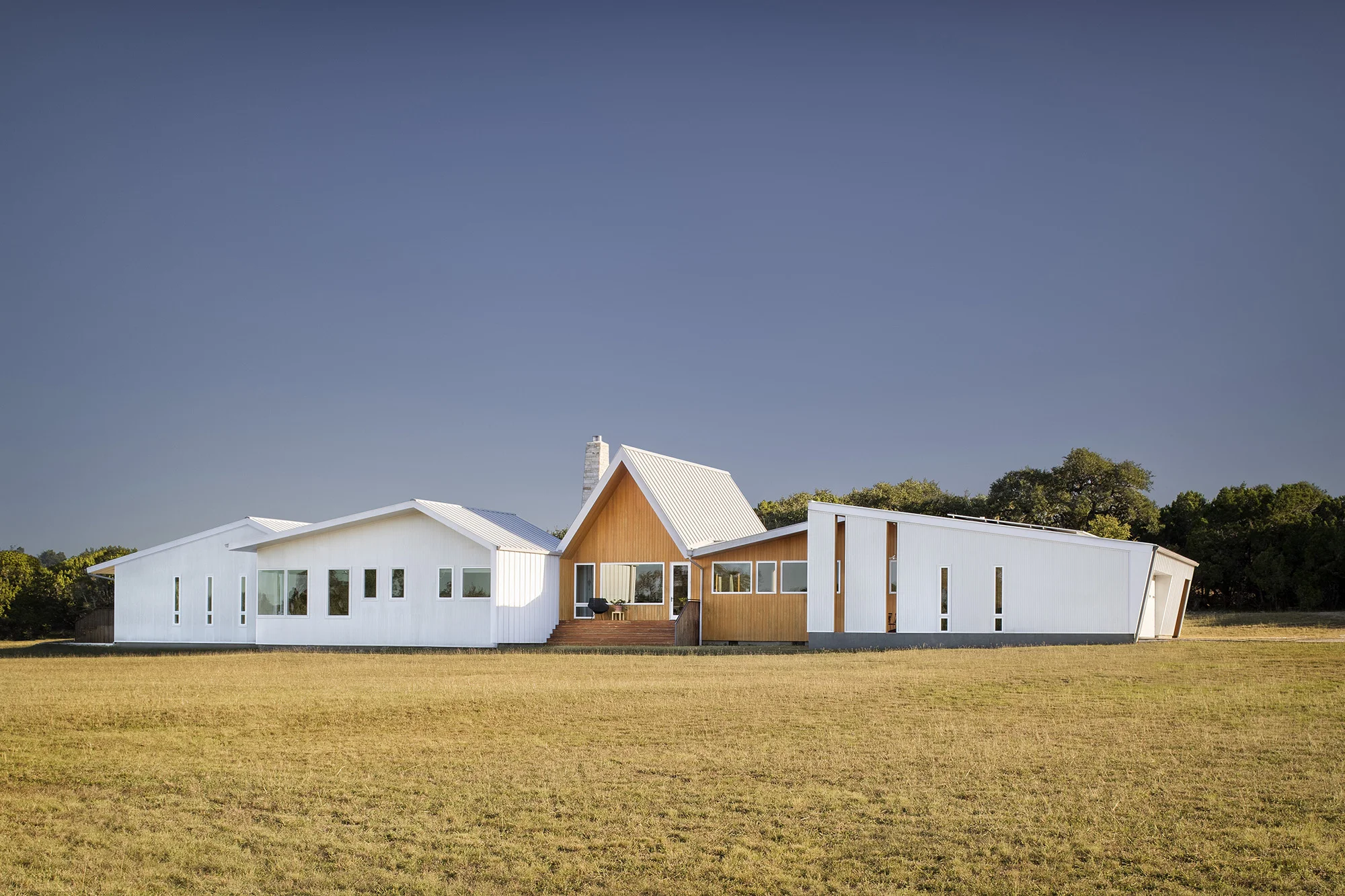 THE COUNTRY HOUSE 建築写真集 定価39,000円 Hill Country House — Miró Rivera Architects | Residential
